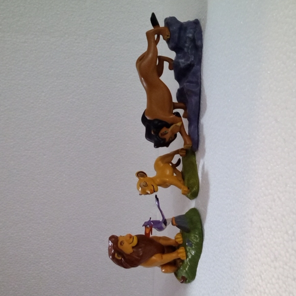 Lion King Figurines - Picture 1 of 4
